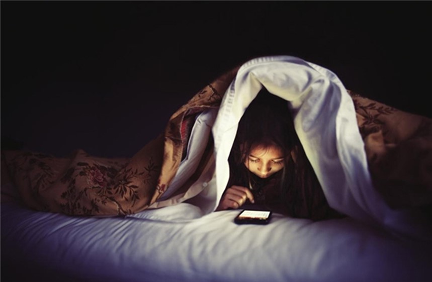 Tránh lướt điện thoại khi đi ngủ