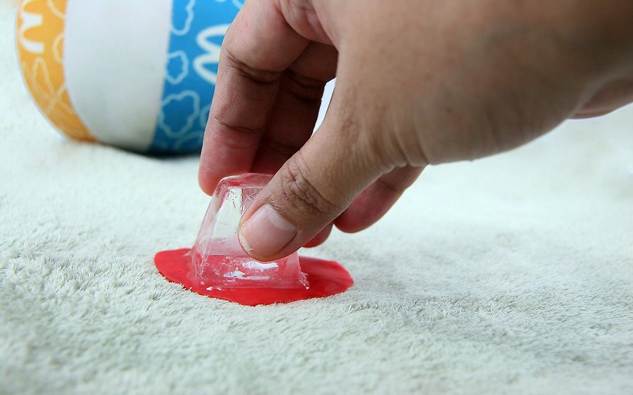 Bí quyết loại bỏ vết kẹo cao su với đá lạnh
