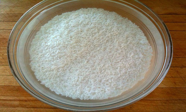 Chuẩn bị gạo, vo gạo để nấu cháo